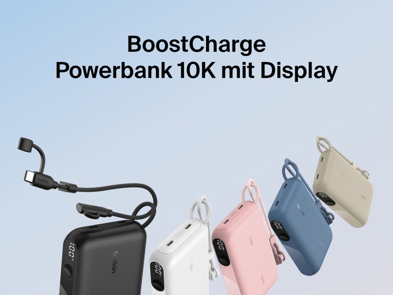 Die Belkin BoostCharge Powerbank 10K mit Display wird in fünf Farben gezeigt – Schwarz, Weiß, Rosa, Blau und Sandfarben – mit einem integrierten USB-C-Kabel, einer LED-Akku-Prozentanzeige und einem kompakten Design für das Laden unterwegs.
