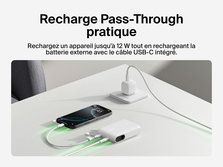 Image d'une batterie externe 10K Belkin BoostCharge avec écran intégré en mode recharge Pass-Through qui consiste à recharger un smartphone jusqu’à 12 W tout en rechargeant la batterie externe avec le câbles USB-C.