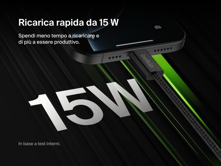 Primo piano del cavo da USB-A a USB-C da 15 W Belkin BoostCharge che ricarica rapidamente uno smartphone, enfatizzando l'efficacia della tecnologia Power Delivery da 15 W per tempi di ricarica più rapidi.