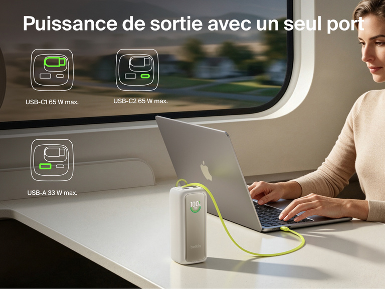 Image d'une batterie externe 22K UltraCharge avec c&acirc;ble r&eacute;tractable rechargeant un ordinateur portable via un seul port sur la tablette d'un si&egrave;ge de train. Des ic&ocirc;nes indiquent la puissance de sortie de chaque port utilis&eacute; seul&nbsp;: USB-C1, USB-C2 et USB-A.