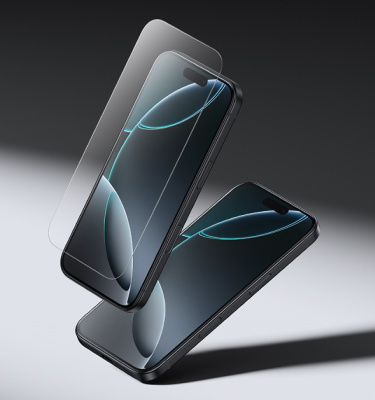 두 대의 스마트폰을 투명한 강화유리 오버레이와 함께 보여주는 양식화된 제품 이미지로, 화면에 불이 들어온 상태로 하나는 평평하게 눕혀 있고, 다른 하나는 위쪽을 향해 기울어진 모습입니다. 스포트라이트는 어두운 배경에서 장치를 강조합니다.