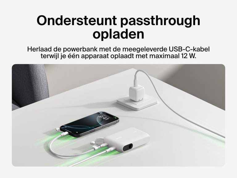 Afbeelding van de Belkin BoostCharge 10.000mAh-powerbank met display tijdens passthrough-opladen, waarbij deze een smartphone oplaadt met maximaal 12 W en zelf wordt opgeladen via de meegeleverde USB-C-kabel.