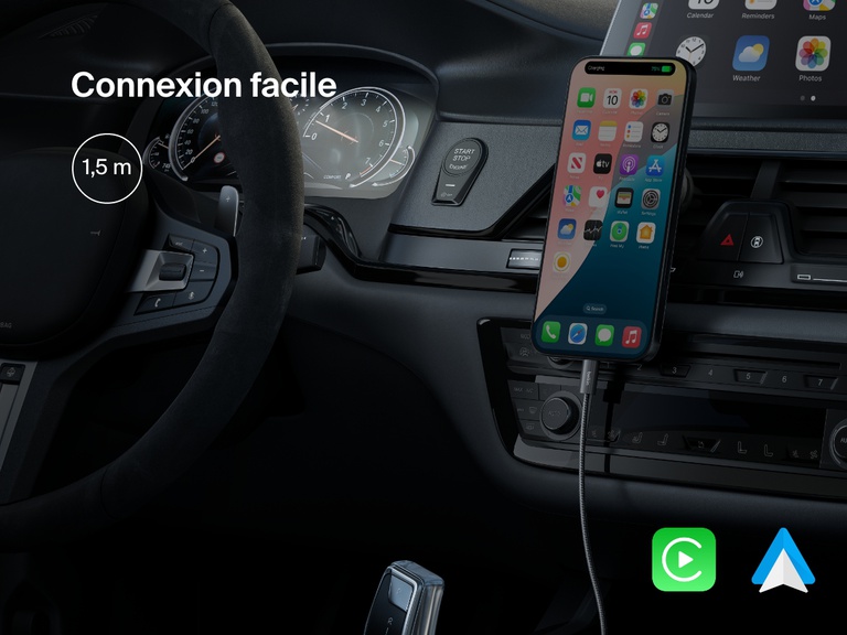 Un câble USB-C vers USB-C Belkin BoostCharge 240 W d'une longueur de 1,5 m dans une voiture, permettant un accès facile aux appareils et une connectivité fluide à CarPlay d'Apple et Android Auto pendant la recharge.