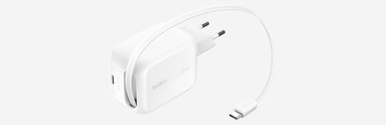 Nahaufnahme eines Belkin GaN-Ladeger&auml;ts mit zwei USB-C-Anschl&uuml;ssen und einklappbaren Kontaktstiften.