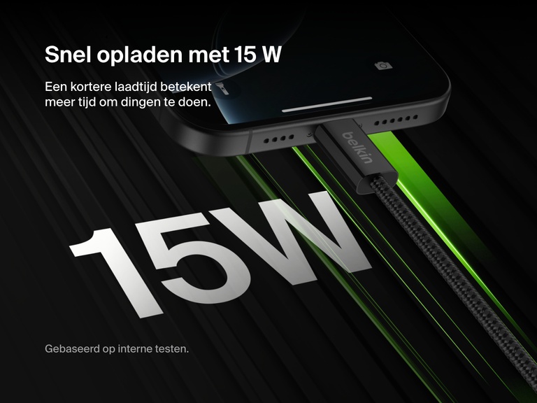 Close-upafbeelding van de Belkin BoostCharge 15 W USB-A naar USB-C-kabel die een smartphone snel oplaadt, en waarmee de hogere snelheid en efficiënter van opladen met 15 W benadrukt wordt.