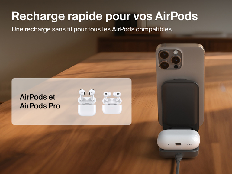 Socle de recharge 2-en-1 aimanté et pliable Belkin UltraCharge avec Qi2 25 W rechargeant rapidement un iPhone et des AirPods sur une surface en bois, compatible avec les AirPods et les AirPods Pro.