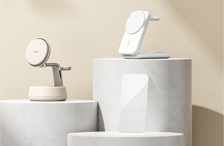 贝尔金无线充电器和屏幕保护膜展示在大理石基座上，背景为米色。