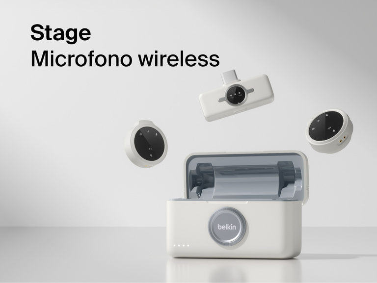 Un set di componenti per microfoni wireless Belkin Stage di colore bianco &mdash; due microfoni rotondi a clip e un trasmettitore rettangolare &mdash; posti sopra una custodia di ricarica aperta. Lo sfondo &egrave; grigio chiaro e il testo &ldquo;Microfono wireless Stage&rdquo; appare sul lato sinistro dell&rsquo;immagine.