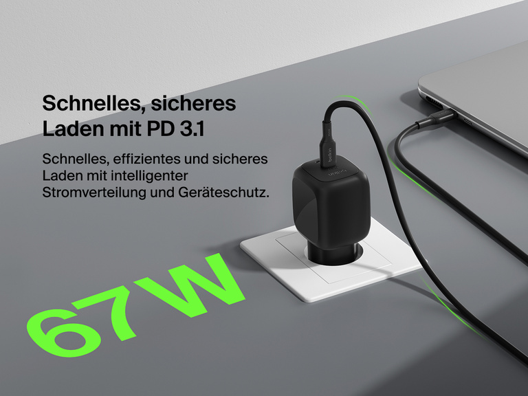Das Belkin BoostCharge Pro USB-C-GaN-Ladegerät mit zwei Anschlüssen (67 W) wird beim schnellen, sicheren Laden mit dem Standard PD 3.1 gezeigt, der intelligente Stromverteilung und effizienten Geräteschutz ermöglicht.