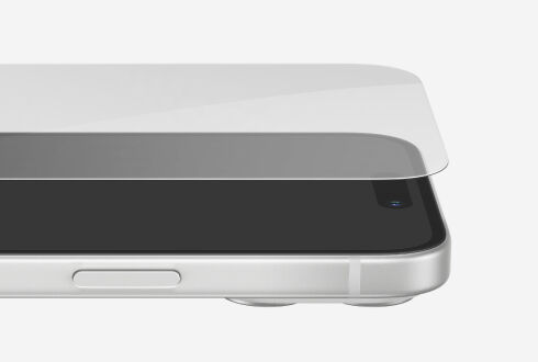 스마트폰 디스플레이 위에 화면 보호용 강화유리를 부착하기 위해 맞춘 모습입니다.