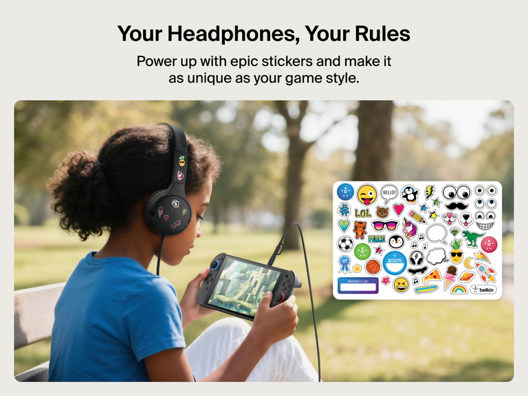 BelkinのMini子供用有線ゲーミングヘッドホンを装着した子供が、屋外でNintendo Switch 2を使用してゲームをプレイしています。ヘッドホンはカラフルなステッカーで個性的にカスタマイズされており、遊び心のある自己表現が可能であることが示されています。