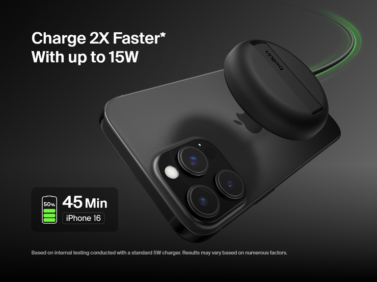 Belkin BoostCharge Proマグネット式ワイヤレス充電パッド（Qi2 15W、ブラック）でiPhone 16を充電する様子が示されています。15Wの急速充電により、45分で最大50%まで充電できる点が強調されています。