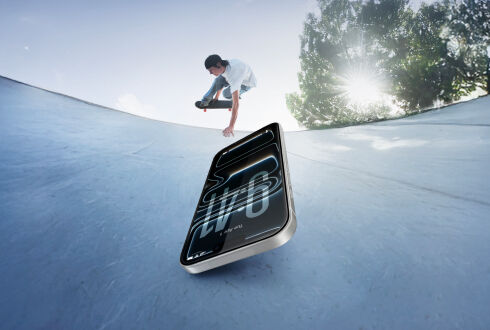 Smartphone with a screen protector placed on a skatepark ramp, while a skateboarder performs a trick in the background, symbolizing durability and drop protection. Smartphone with a screen protector placed on a skatepark ramp, while a skateboarder performs a trick in the background, symbolizing durability and drop protection.