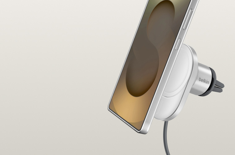 在淺色背景前展示白色 BoostCharge Pro Qi2 磁吸式無線車用充電器 15W，包括時尚的圓形充電板、一體式充電線和車載支架。