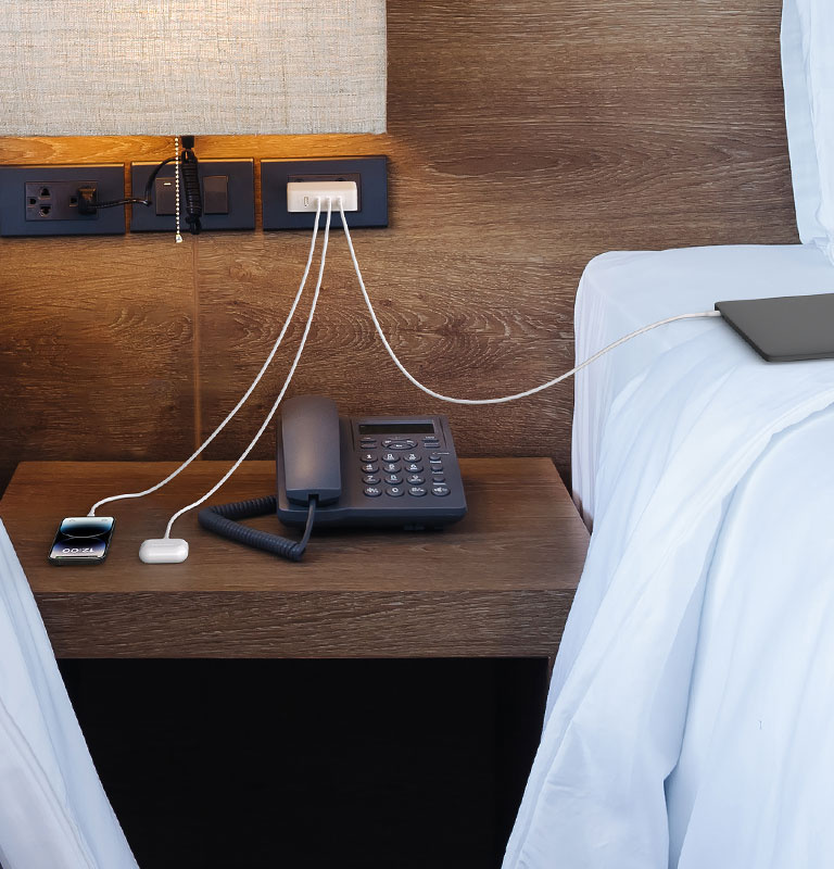 旅行中の充電はBelkin 140W ４ポートGaNチャージャーにお任せ。