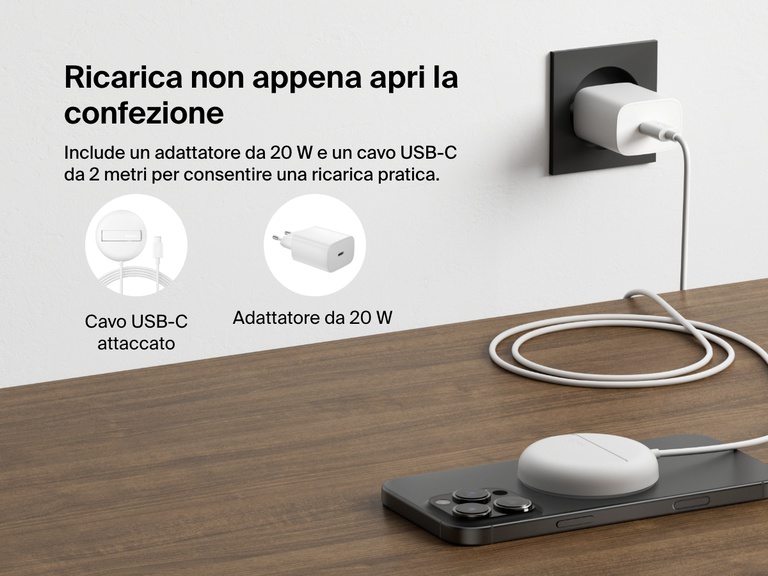 Un tappetino di ricarica wireless magnetica con Qi2 da 15 W BoostCharge Pro Belkin di colore bianco mentre ricarica un iPhone su una scrivania, mettendo in risalto l'alimentatore da 20 W e il cavo USB-C attaccato da 2 metri, inclusi nella confezione per ricaricare subito dopo l'acquisto.