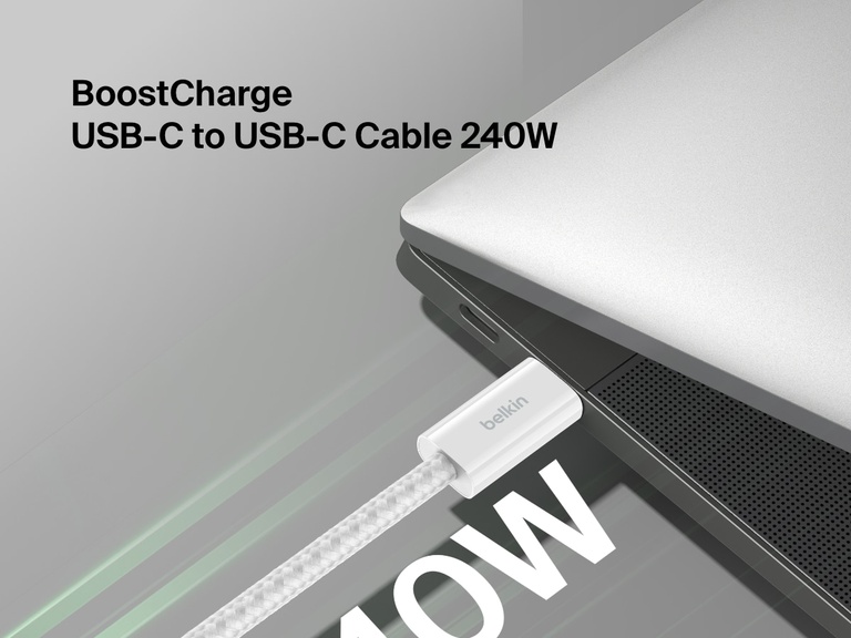 Belkin BoostCharge USB-C 至 USB-C 連接線 240W 連接筆記型電腦的特寫圖片，展示其耐用的編織設計與高速充電功能。