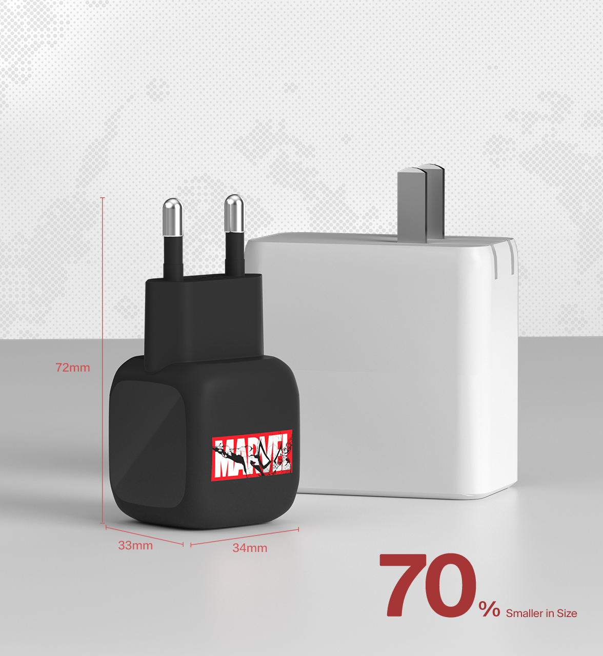 Belkin BoostCharge 컴팩트 USB-C 충전기 45W가 흰색 벽면 콘센트에 꽂힌 상태로 흰색 케이블을 통해 베이지색 표면 위에 접힌 은색 노트북을 충전하고 있으며, 그 옆에는 드라이플라워가 꽂힌 장식용 꽃병이 놓여 있습니다.