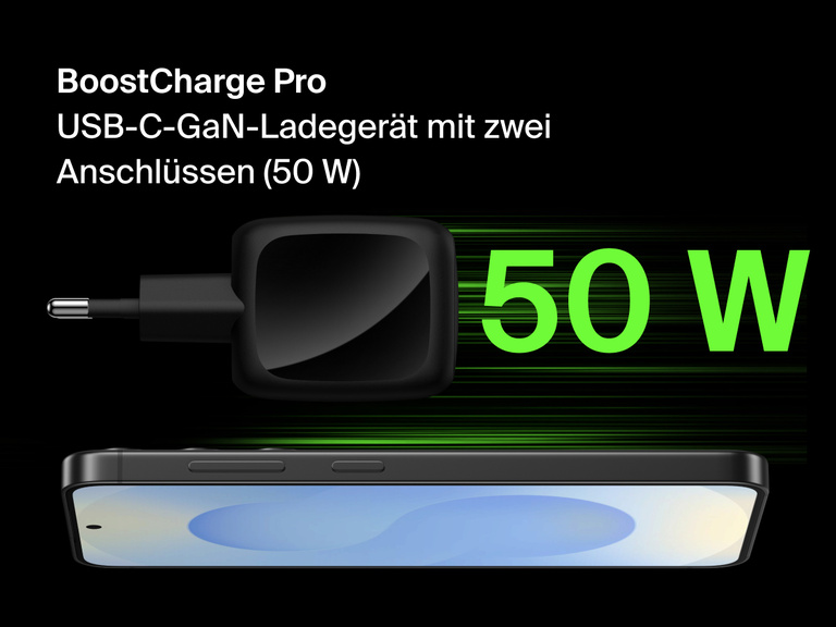 Das Belkin BoostCharge Pro USB-C-GaN-Ladegerät mit zwei Anschlüssen (50 W) in Weiß, einklappbar und im kompaktem Format wird neben dem fettgedruckten grünen Text 50W vor einem schwarzen Hintergrund gezeigt.