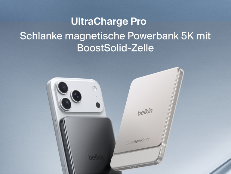Produktansicht der schlanken magnetischen Belkin UltraCharge Pro Powerbank 5K mit BoostSolid-Zelle, die magnetisch an einem Smartphone befestigt ist. Daneben ist ein Qi2-Logo zu sehen.