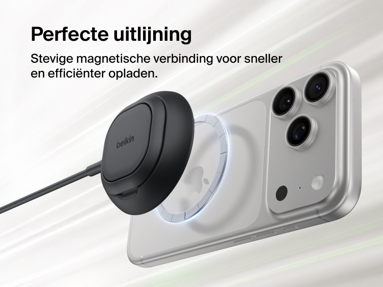 Afbeelding van een Belkin UltraCharge magnetische lader met Qi2 25W, die stevig op de achterkant van een smartphone vastzit voor perfect uitgelijnd en effici&euml;nt magnetisch draadloos opladen.
