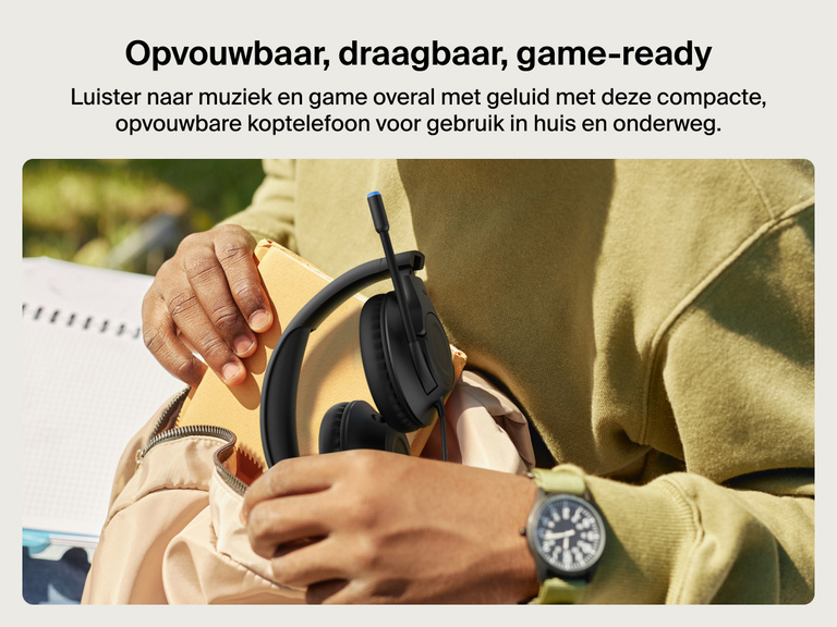 Close-up van een leerling die de opvouwbare Belkin Gaming Inspire bedrade headset voor kinderen voor de Nintendo Switch 2 in een rugzak stopt. Dit laat de draagbare, reisvriendelijke vormgeving zien, ideaal om onderweg te gamen.