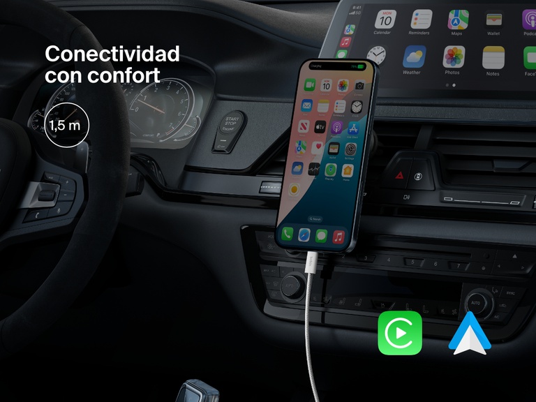 Smartphone conectado en un coche usando el cable Belkin BoostCharge de USB-A a USB-C de 15 W, con una longitud de 1,5 m que facilita la carga en el vehículo y ofrece compatibilidad con Apple CarPlay y Android Auto.