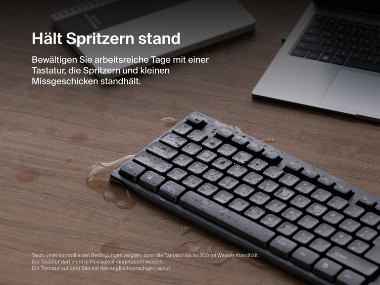 Eine kabellose Belkin Connect Tastatur ist mit Wassertropfen auf Tasten und Oberfläche zu sehen, um den Spritzwasserschutz bei der Nutzung im Alltag hervorzuheben.