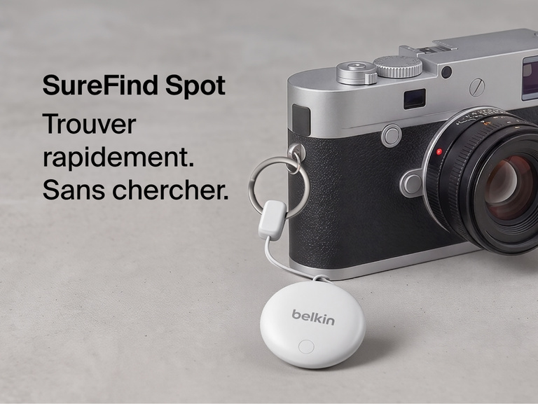 Image du tracker Belkin SureFind Spot accorch&eacute; &agrave; un appareil photo gr&acirc;ce &agrave; la dragonne illustrant sa conception pens&eacute;e pour g&eacute;olocaliser les objets du quotidien.