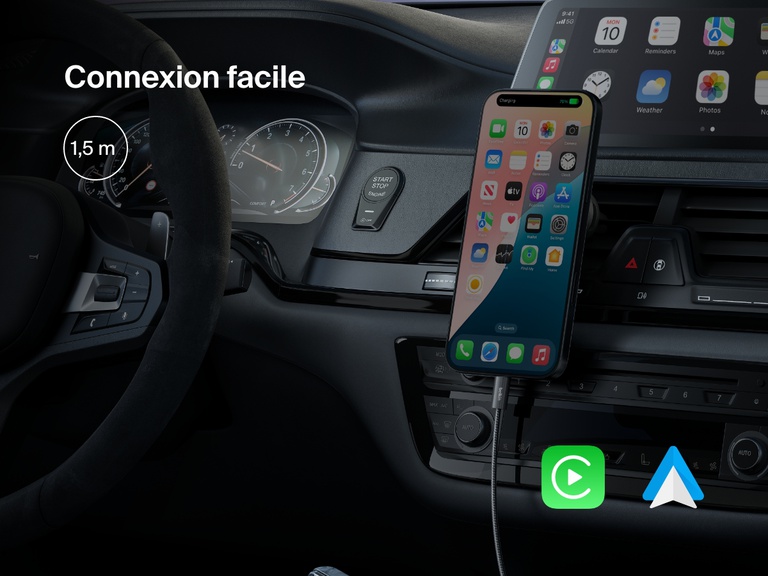 Un smartphone branché dans une voiture à l'aide du câble USB-A vers USB-C Belkin BoostCharge 15 W d'une longueur de 1,5 mètre. Il est compatible avec CarPlay d'Apple et Android Auto et offre une recharge pratique sur la route.