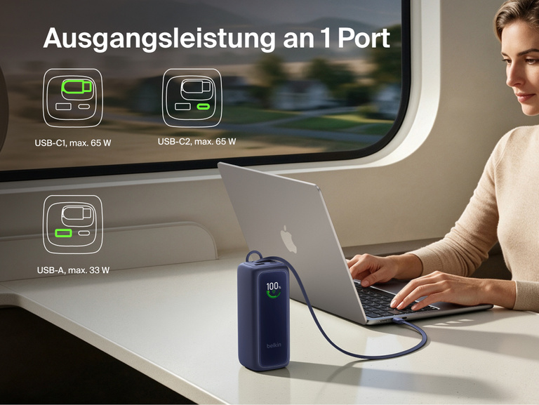 UltraCharge Powerbank 22K mit einziehbarem Kabel l&auml;dt einen Laptop &uuml;ber einen einzelnen Anschluss auf einem Zugklapptisch. Daneben zeigen Symbole die Ausgangsleistungen der Einzelanschl&uuml;sse USB-C1, USB-C2 und USB-A.