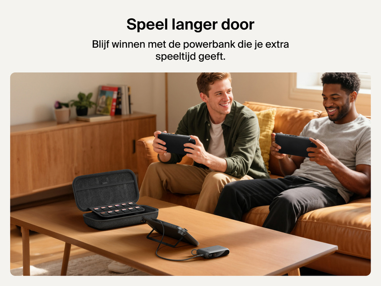 Twee mannen gamen op Nintendo Switch 2-consoles terwijl de Belkin Gaming opberghoes met powerbank een apparaat oplaadt dat op een salontafel ligt, ter illustratie van de oplaadmogelijkheid, extra speeltijd en de opbergruimte voor gamecards.