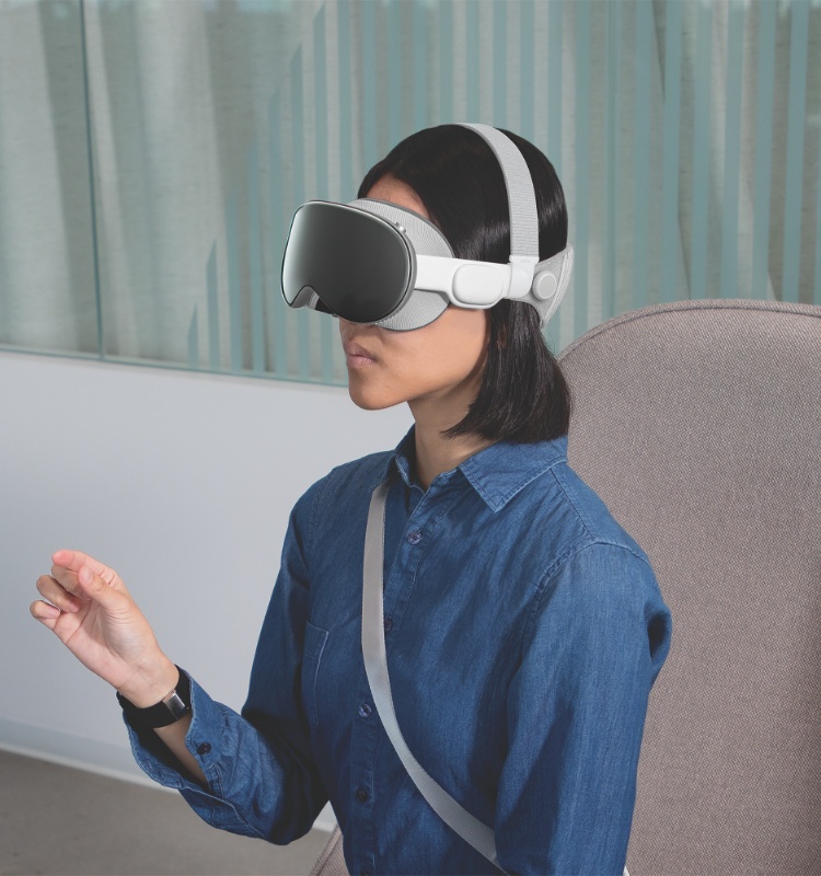 Eine Person, die die Apple Vision Pro mit einem Kopfgurt aufgesetzt hat