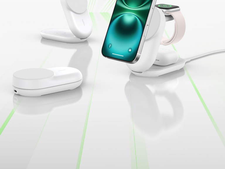 Afbeelding van de Belkin UltraCharge 3-in-1 uitklapbare magnetische lader met Qi2 25W die een iPhone en AirPods oplaadt. Er staan ook andere oplaadconfiguraties afgebeeld.