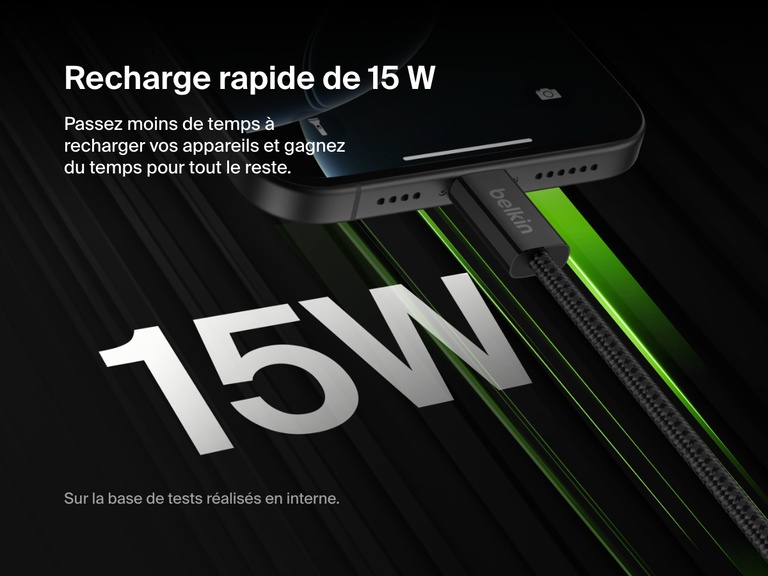 Gros plan d'un câble USB-A vers USB-C Belkin BoostCharge 15 W branché sur un smartphone afin de souligner sa puissance de 15 W pour un temps de charge optimisé.