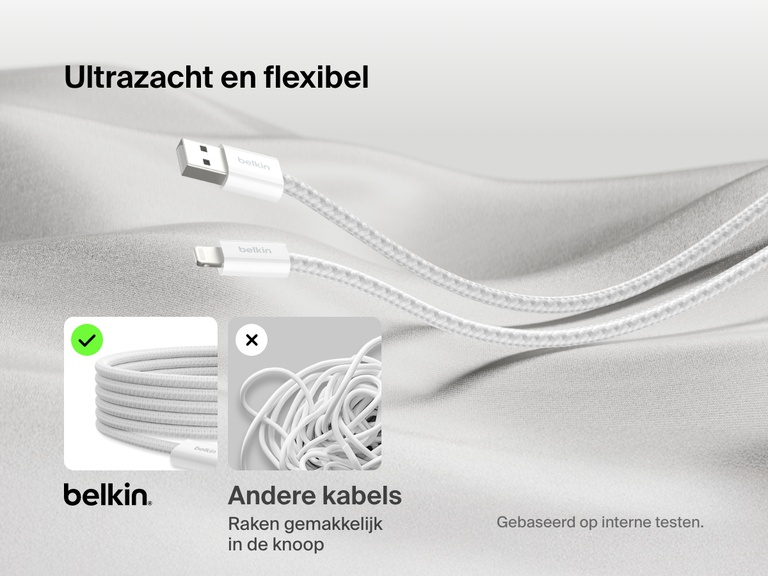 Afbeelding waarin een Belkin BoostCharge USB-A-kabel met Lightning-connector met een ultra-flexibel, gevlochten ontwerp, die knoopvrij blijft, wordt vergeleken met standaardkabels die gemakkelijk in de knoop raken.