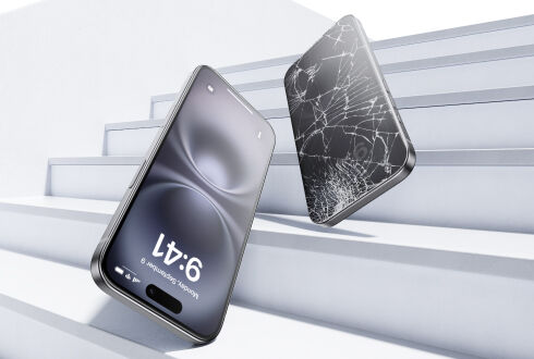 두 대의 스마트폰이 계단에서 떨어졌는데, 한 대는 강화 유리로 보호된 온전한 화면이 있고, 다른 한 대는 화면에 금이 갔습니다.