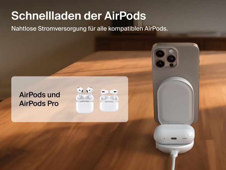 Die Belkin UltraCharge faltbare magnetische 2-in-1-Ladestation mit Qi2 25W wird beim Laden eines iPhones und AirPods auf einer Holzoberfläche gezeigt, kompatibel mit AirPods und AirPods Pro.