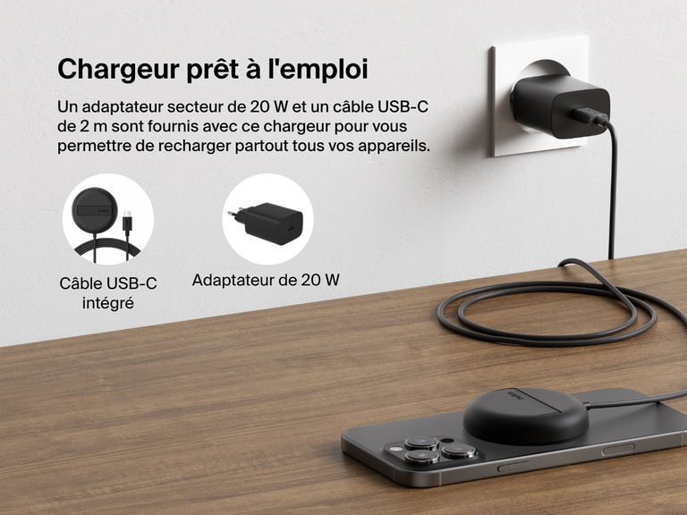 Image montrant la station de recharge sans fil blanche Belkin BoostCharge Pro avec Qi2 (15 W) posée sur un bureau, qui recharge un iPhone et qui met en avant son adaptateur secteur (20 W) et son câble USB-C intégré (2 m).