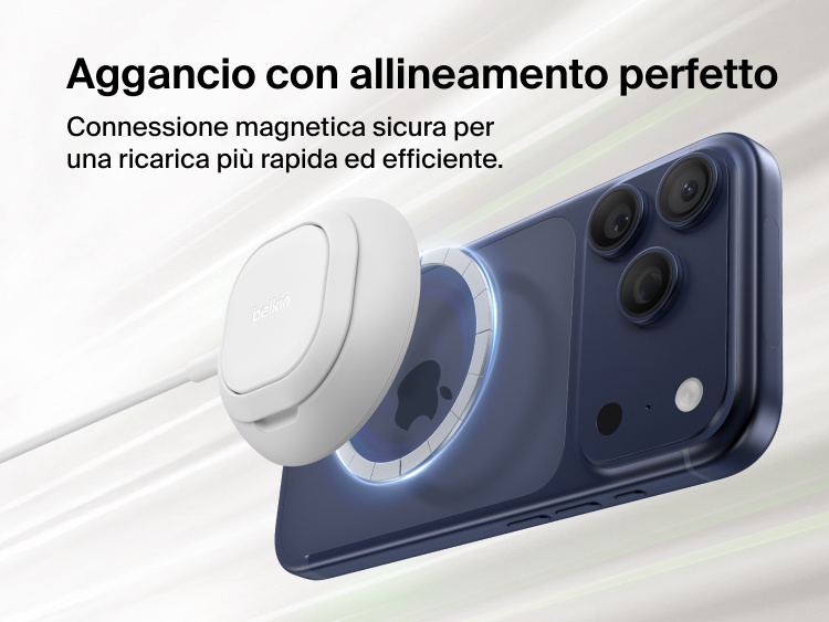 Immagine del caricabatteria magnetico con Qi2 25W Belkin UltraCharge mentre si aggancia in tutta sicurezza e perfetto allineamento al retro di uno smartphone, per garantire una ricarica wireless magnetica efficace.