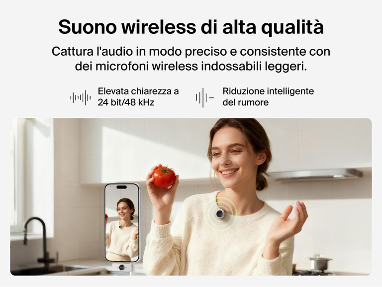 Una giovane donna &egrave; seduta in una stanza ben illuminata mentre registra un video con uno smartphone montato su un treppiede. Tiene in mano una scarpa da tennis colorata e indossa un piccolo microfono wireless rotondo agganciato alla maglietta. Il testo sulla sinistra legge "Un suono professionale, senza fili" e mette in evidenza caratteristiche come la chiarezza di livello studio a 24 bit/48 kHz e la riduzione intelligente del rumore.