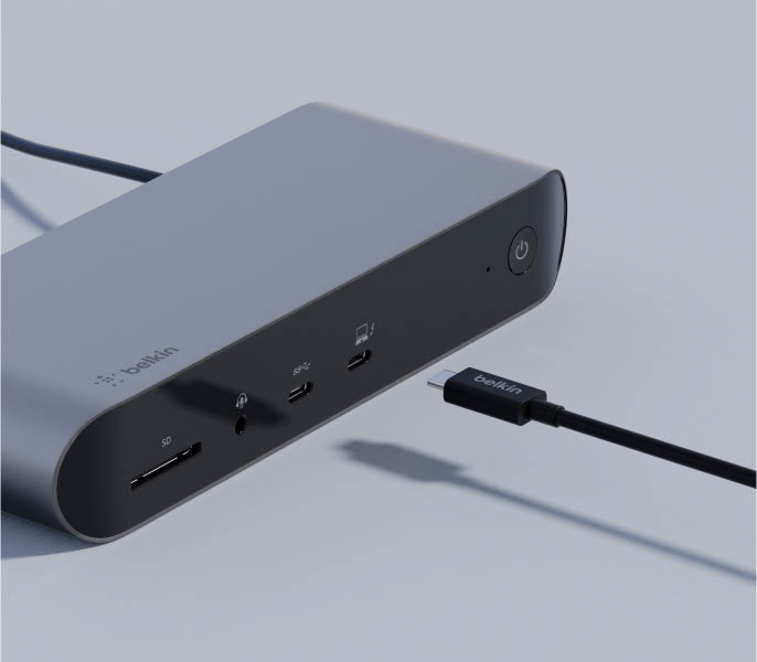 即将连接到时尚的贝尔金扩展坞的 Thunderbolt™ 5 线缆，专为高速数据传输和多种连接选项而设计。