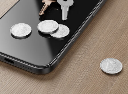 스마트폰 화면 위에 동전과 열쇠를 올려놓은 모습을 클로즈업한 이미지. 강화유리의 긁힘 방지 기능을 보여줍니다. 스마트폰 화면 위에 동전과 열쇠를 올려놓은 모습을 클로즈업한 이미지. 강화유리의 긁힘 방지 기능을 보여줍니다.