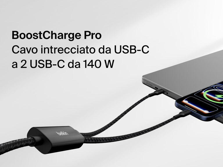 Immagine del cavo intrecciato da USB-C a 2 USB-C BoostCharge Pro Belkin con potenza fino a 140 W che ricarica rapidamente uno smartphone e un laptop nello stesso istante.