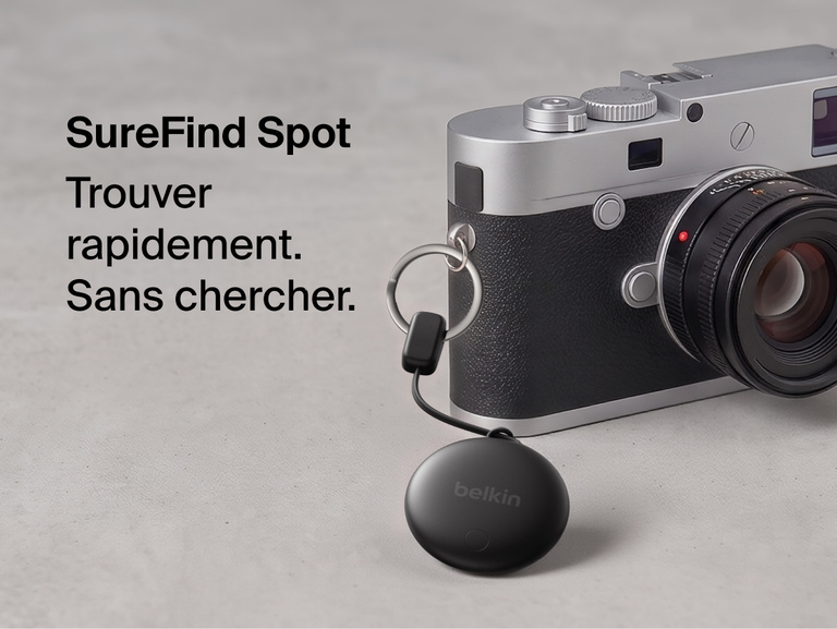 Image du tracker Belkin SureFind Spot accorch&eacute; &agrave; un appareil photo gr&acirc;ce &agrave; la dragonne illustrant sa conception pens&eacute;e pour g&eacute;olocaliser les objets du quotidien.