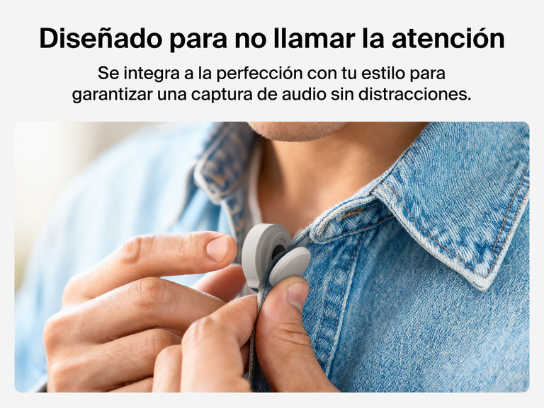 Una persona engancha un micr&oacute;fono inal&aacute;mbrico peque&ntilde;o y minimalista al cuello de una camisa vaquera clara. Hay un texto a la izquierda que dice "Dise&ntilde;ado para desaparecer", describiendo c&oacute;mo el micr&oacute;fono se fusiona a la perfecci&oacute;n con la ropa para garantizar una grabaci&oacute;n sin distracciones.