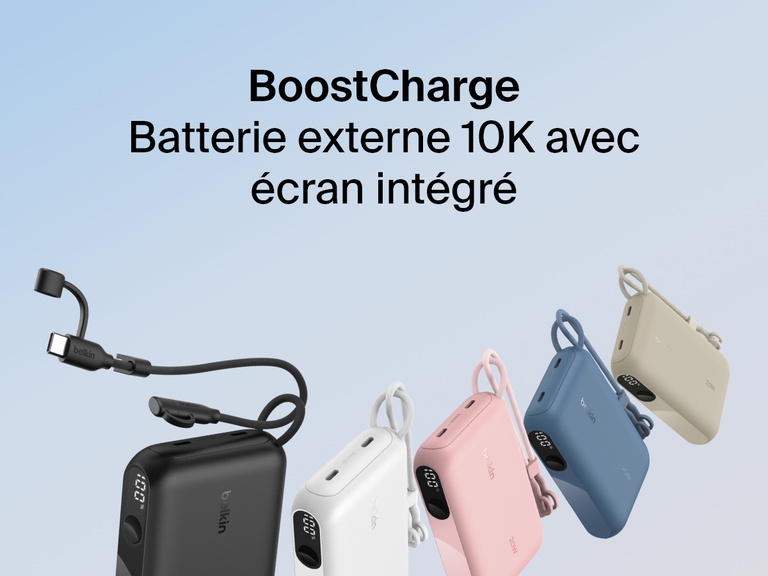 Image d'une batterie externe 10K Belkin BoostCharge avec écran intégré  en cinq couleurs : noir, blanc, rose, bleu et beige. Elle comporte un câble USB-C intégré, un écran LED affichant le pourcentage de batterie et un design compact pour l'emporter de partout.