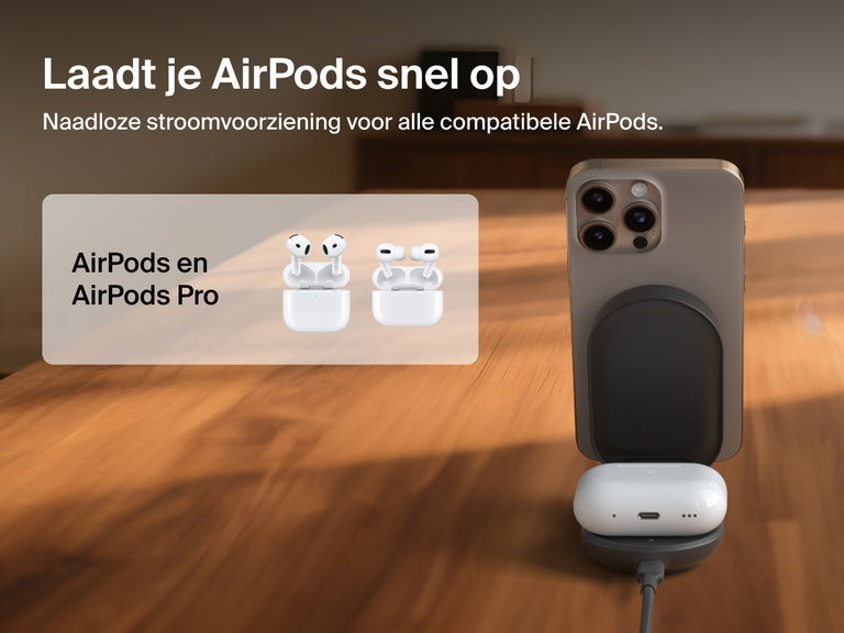 Afbeelding van de Belkin UltraCharge 2-in-1 uitklapbare magnetische lader met Qi2 25W die een iPhone en AirPods oplaadt op een houten oppervlak. De lader is geschikt voor AirPods en AirPods Pro.