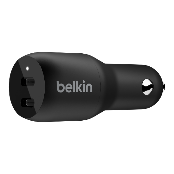 黑色 Belkin 雙 USB-C 車用充電器的特寫畫面，有兩個 USB-C 連接埠、一個 LED 電源指示燈以及可插入車輛的 12V 電源插座，配以時尚設計。