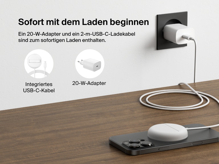 Ein weißes, magnetisches, kabelloses Belkin BoostCharge Pro-Ladegerät mit Qi2 und 15 Watt wird gezeigt, wie es ein iPhone auf einem Schreibtisch lädt. Es wird das mitgelieferte Netzteil und das integrierte 2-m-USB-C-Kabel für bequemes, sofortiges Laden veranschaulicht.